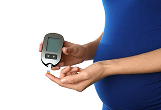 pregnant woman checking her blood sugar